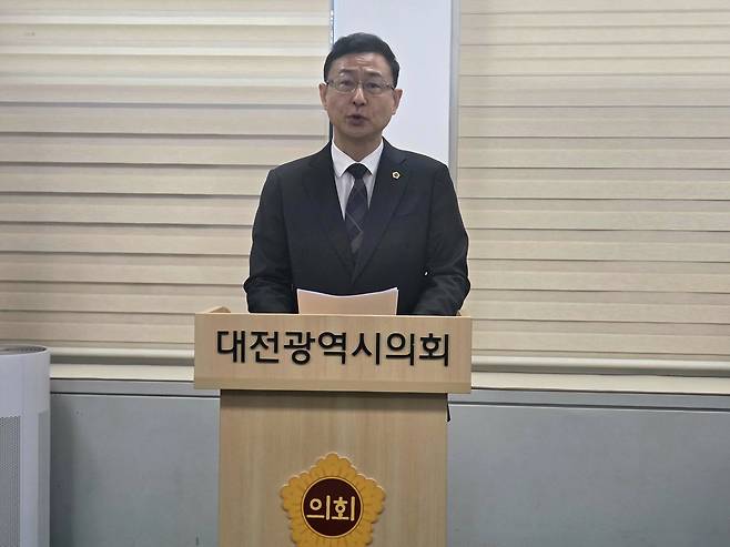 13일 더불어민주당에 복당한 민경배 대전시의원이 대전시의회에서 기자회견을 갖고 입장을 밝히고 있다. 이준섭 기자