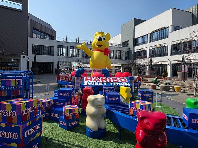 현대프리미엄아울렛 김포점 EAST 1층 분수광장에 조성된 ‘하리보 스위트 타운’ 팝업 공간 전경.ⓒ임유정 기자