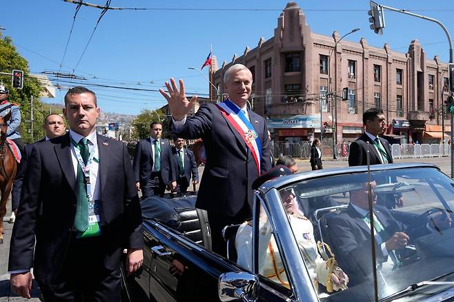 칠레의 신임 대통령 호세 안토니오 카스트(60)가 3월 11일 칠레의 발파라이소 의사당을 떠나 차량행렬을 하면서 지지자들에게 손을 흔들어 보이고 있다. 2026.03.12 산티아고=AP 뉴시스