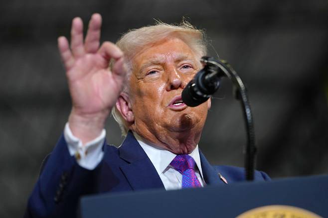 도널드 트럼프 미국 대통령이 11일(현지 시간) 미 켄터키주 히브런의 한 물류 기업을 방문한 자리에서 “우리가 (이번 이란 전쟁을) 이겼지만 임무를 마무리해야 한다”고 말했다. 히브런=AP 뉴시스