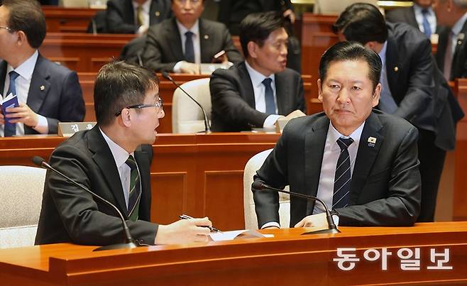 더불어민주당 정청래 대표(오른쪽)가 12일 서울 여의도 국회에서 열린 의원총회에서 한병도 원내대표와 대화를 나누고 있다. 이날 정 대표는 논란이 확산되고 있는 ‘공소 취소 거래설’과 관련해 “의원들이 상당히 분노하고 규탄 말씀을 많이 하는데 당에서 엄정하게 조처하겠다”고 말했다. 장승윤 기자 tomato99@donga.com