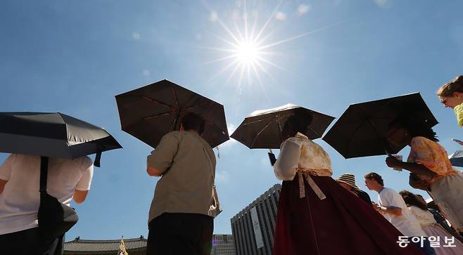 기후변화로 폭염 규모와 빈도가 늘면서 고령자 등 취약계층뿐 아니라 건강한 성인의 건강과 복지까지 위협받고 있다. 사진은 지난해 7월 시민들이 더위를 피하는 모습. 동아일보DB