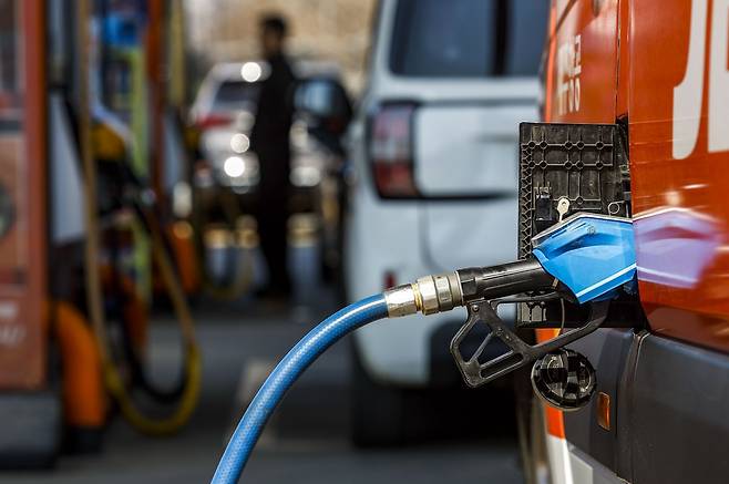 30년 만에 석유 최고가격제가 시행된 13일 서울시내 한 주유소에서 시민들이 주유를 하고 있다.  정부는 이날 0시부터 정유사가 주유소 등에 공급하는 가격의 상한선을 설정하는 ‘석유 최고가격제’를 시행했다. 1차 최고가격은 ℓ당 보통휘발유 1724원, 자동차용 경유 1713원, 등유 1320원이다.  2026.03.13 [서울=뉴시스]