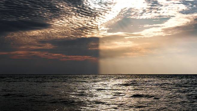 '두 개의 세계'. 이동섭/기상청 기상기후 공모전 수상작 은상