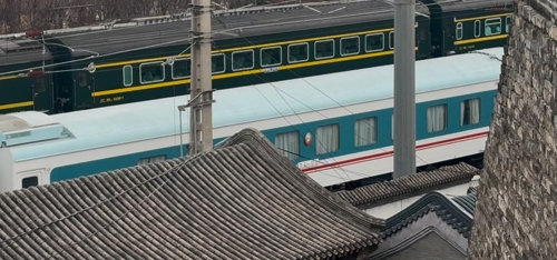 13일 오전 북한 평양에서 출발한 여객열차가 중국 베이징역에 들어서고 있다. [베이징=연합뉴스]