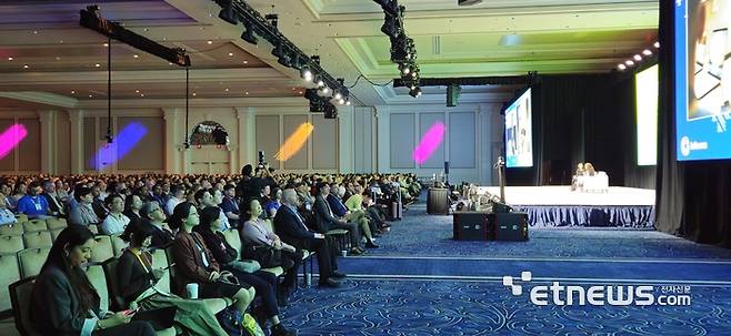 섬벌 데사이(Sumbul Desai) 애플 헬스·피트니스 담당 부사장이 12일(현지시간) 미국 라스베이거스에서 열린 세계 최대 의료 AI 컨퍼런스 HIMSS 2026에서 대담 형식의 기조연설을 하고 있다. (사진=배옥진)