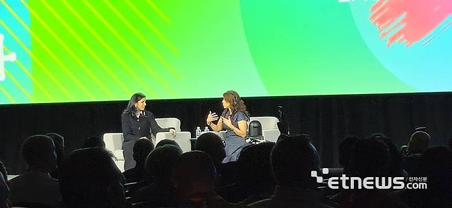 섬벌 데사이(Sumbul Desai) 애플 헬스·피트니스 담당 부사장이 12일(현지시간) 미국 라스베이거스에서 열린 세계 최대 의료 AI 컨퍼런스 HIMSS 2026에서 대담 형식의 기조연설을 하고 있다. (사진=배옥진)