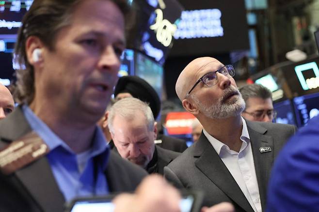 국제 유가 폭등 속에 12일(현지시간) 뉴욕 증시가 일제히 큰 폭으로 하락했다. AFP 연합