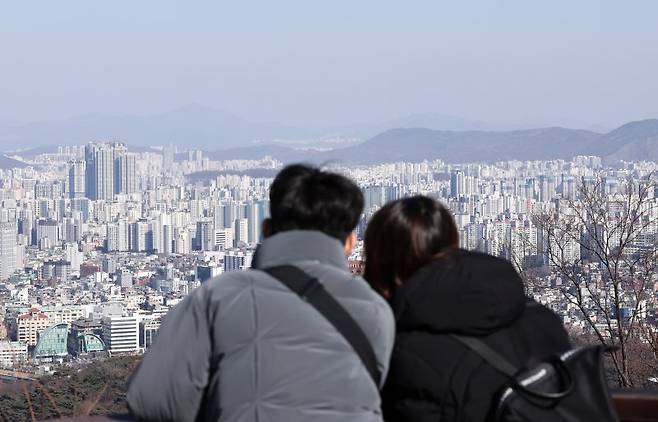 서울 남산에서 바라본 시내 아파트 단지의 모습. 뉴스1