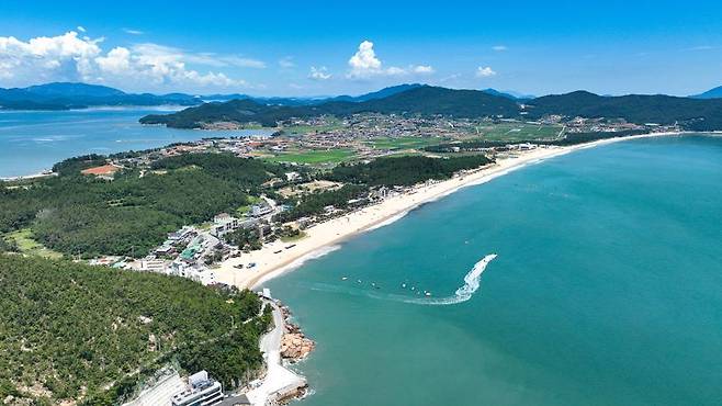 전남 완도군이 지역 대표 관광지인 신지 명사십리 해수욕장<사진>의 이미지 제고 및 관광객 유입을 위해 '노후 관광지 재생 사업'을 본격 추진한다고 13일 밝혔다. 완도군 제공