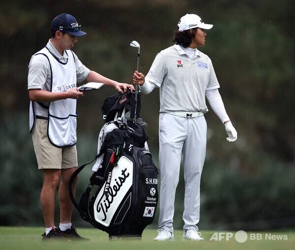 임성재, 김시우 프로와 함께 2026년 미국프로골프(PGA) 투어 '제5의 메이저 대회'로 불리는 플레이어스 챔피언십에 출전한 김성현 프로가 1라운드에서 경기하는 모습이다. 사진제공=ⓒAFPBBNews = News1 (사진을 무단으로 사용하지 마십시오.)