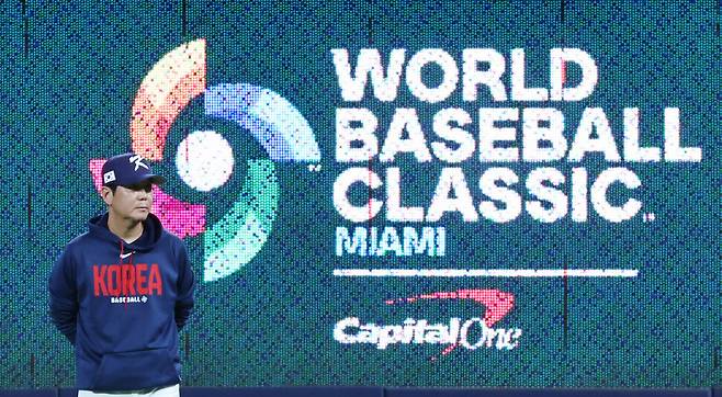 류지현 한국 야구대표팀 감독이 13일(한국시각) 미국 플로리다주 마이애미 론디포파크에서 세계야구클래식(WBC) 도미니카공화국과의 8강전 경기를 앞두고 열린 공식 훈련에서 경기장을 둘러보고 있다. 마이애미/연합뉴스