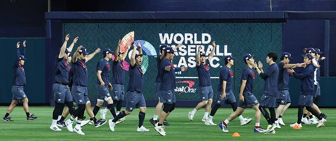 대한민국 야구대표팀이 13일(한국시각) 미국 플로리다주 마이애미 론디포파크에서 열리는 2026 세계야구클래식(WBC) 도미니카공화국과 8강전 경기를 앞두고 공식 훈련을 하고 있다. 마이애미/연합뉴스