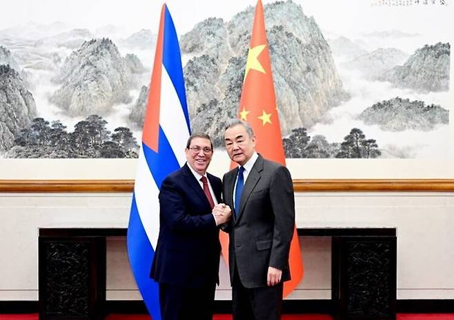 지난달 5일 중국 베이징에서 왕이 중국 외교부장(장관)과 브루노 로드리게스 쿠바 외교장관이 회담을 진행했다. 중국 외교부 누리집 갈무리