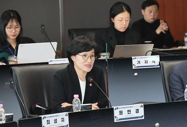 원민경 성평등가족부 장관이 13일 오후 열린 ‘청소년 자살 동향·원인 분석 및 대응 방안’ 포럼에 참석해 인사말을 하고 있다. 성평등가족부 제공