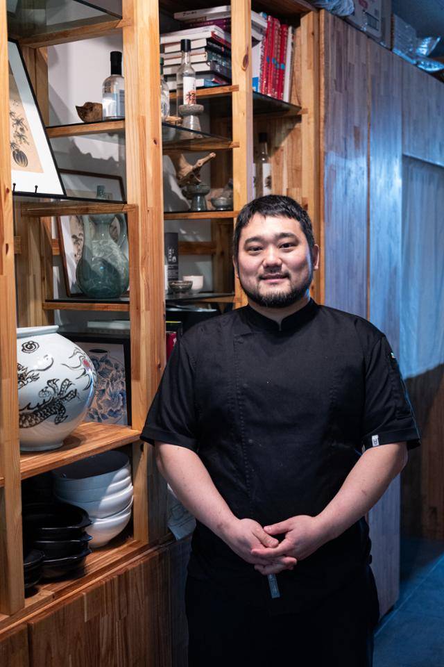 조성주 셰프가 매장에서 포즈를 취하고 있다. 장준우 제공