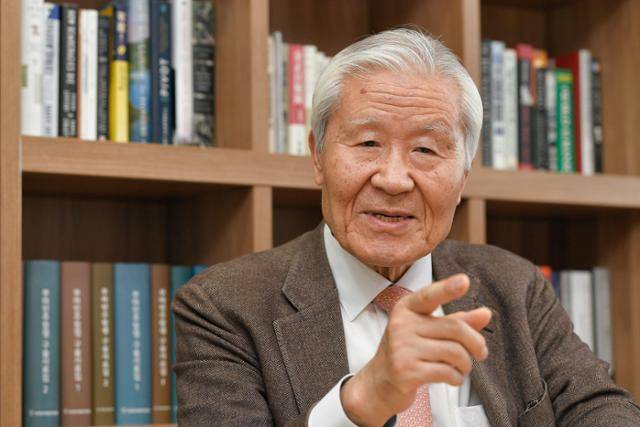 조갑제 조갑제닷컴 대표가 지난해 4월 18일 서울 종로구에 위치한 자신의 사무실에서 본보와 인터뷰를 하고 있다. 한국일보 자료사진