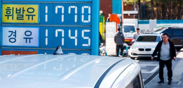 30년 만에 석유 최고가격제가 시행된 13일 경기 부천시의 한 주유소에 유가정보가 나타나 있다. 정부는 이날 0시부터 정유사가 주유소 등에 공급하는 가격의 상한선을 설정하는 '석유 최고가격제'를 시행했다. 1차 최고가격은 리터(L)당 보통휘발유 1,724원, 자동차용 경유 1,713원, 등유 1,320원이다. 부천=뉴시스