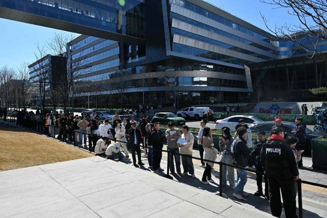 중국 시민들이 11일 베이징 바이두 본사에서 오픈클로 설치를 위해 줄을 서고 있다. AFP 연합뉴스