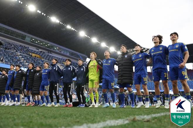 사진은 지난달 28일 강원과의 하나은행 K리그1 2026 1라운드에서 승리한 뒤 환호하는 울산 선수단. 사진=프로축구연맹