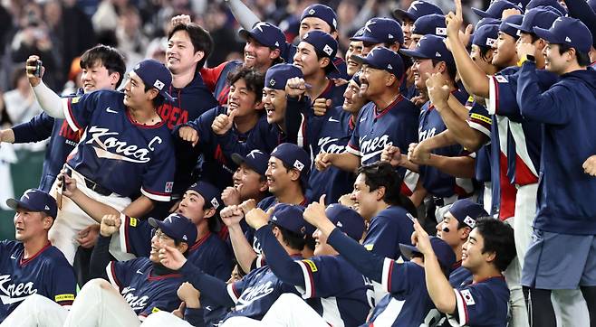 <yonhap photo-8060="">9일 일본 도쿄돔에서 열린 2026 월드베이스볼클래식(WBC) C조 조별리그 최종전 대한민국과 호주의 경기. 호주를 꺾고 8강 진출을 확정한 한국 대표팀이 기뻐하며 기념촬영을 하고 있다. <저작권자 ⓒ 1980~2026 ㈜연합뉴스. 무단 전재 재배포 금지, AI 학습 및 활용 금지></yonhap>