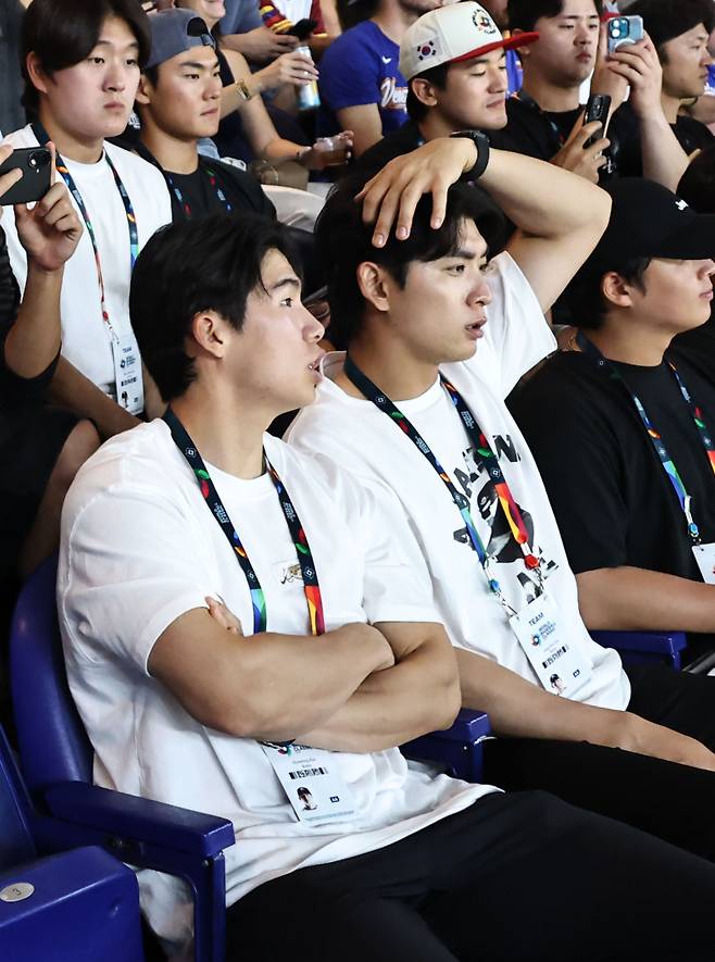 <yonhap photo-4215="">WBC 한국 야구대표팀의 이정후와 김혜성이 11일(현지시간) 미국 플로리다주 마이애미 론디포파크에서 열린 2026 월드베이스볼클래식(WBC) D조 도미니카와 베네수엘라의 경기를 지켜보고 있다. [사진=연합뉴스]</yonhap>
