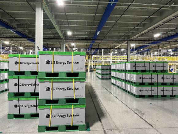 LG에너지솔루션 캐나다 '넥스트스타 에너지' 공장에서 ESS 제품이 출하되고 있다. [사진=LG에너지솔루션]