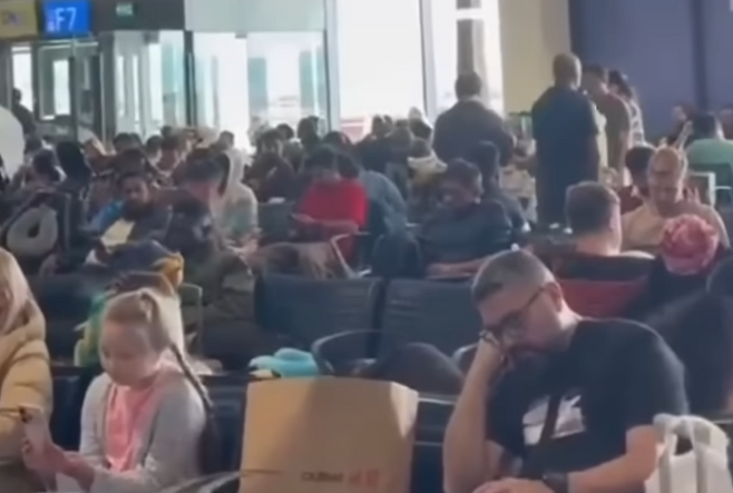 두바이 공항에서 발이 묶인 관광객