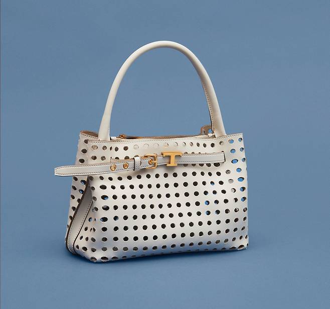 퍼포레이션(타공) 기법을 적용한 가죽 소재의 ‘뉴 T 타임리스 탑 핸들 백’ 사진 토즈