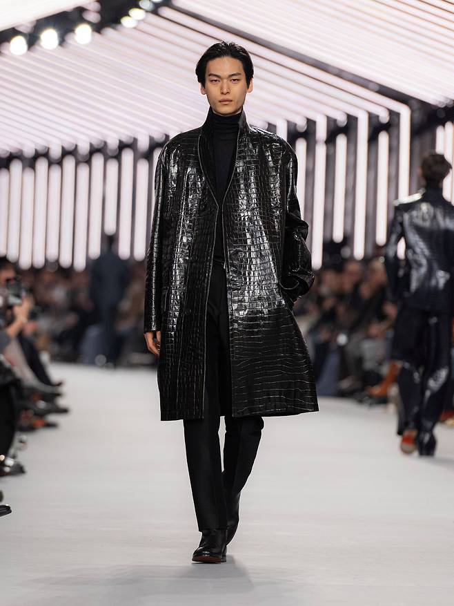 크로커다일 가죽 소재 코트와 실크 스웨터 ⓒKo Tsuchiya