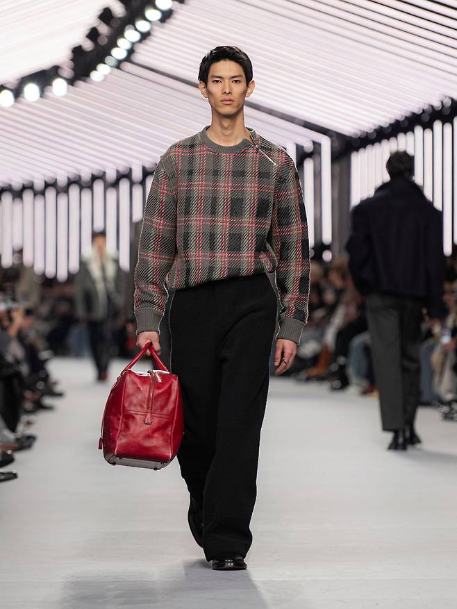 램스킨과 캐시미어 소재를 섞은 체크 스웨트셔츠 ⓒKo Tsuchiya