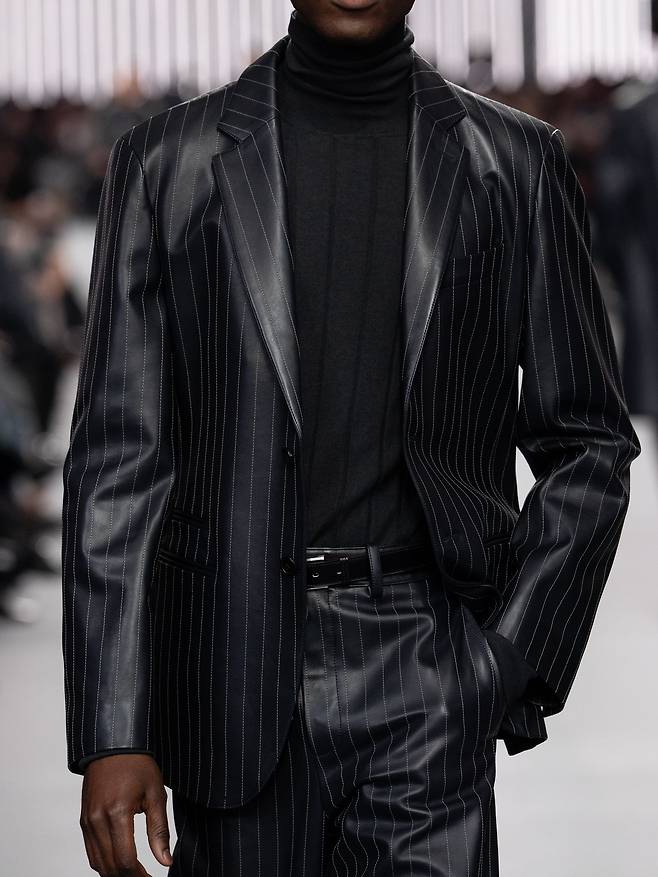 카프스킨 소재의 스트라이프 수트 ⓒKoji Shimamura