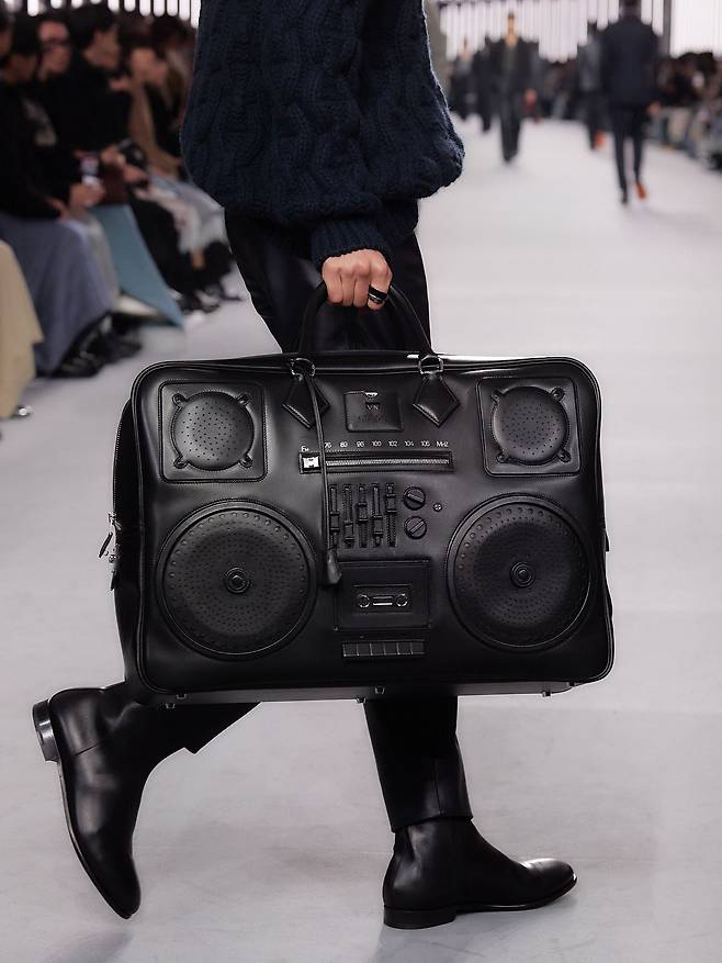 80년대 붐박스를 본뜬 가죽 가방 ⓒKoji Shimamura