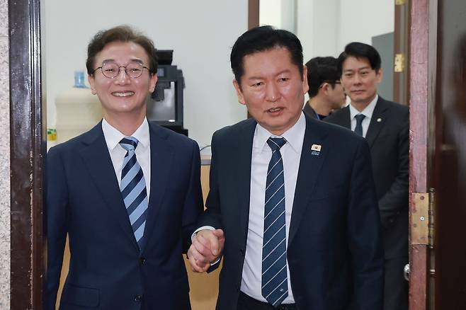 더불어민주당 전재수 의원이 12일 국회에서 민주당 정청래 대표와 면담을 마치고 당대표실에서 나오고 있다. 연합뉴스