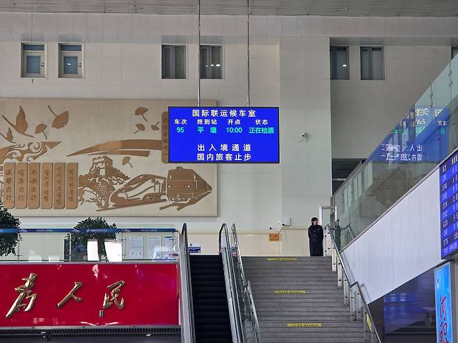 13일 오전 평양행 여객 열차가 대기 중인 중국 랴오닝성 단둥 기차역 국제 열차 대합실. 사진 이도성 특파원