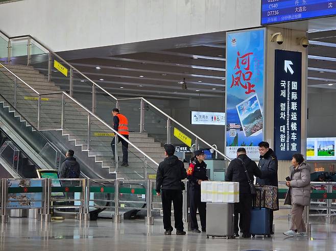 13일 오전 평양행 여객 열차가 대기 중인 중국 랴오닝성 단둥 기차역 국제 열차 대합실에서 승객이 탑승 수속을 하고 있다. 사진 이도성 특파원