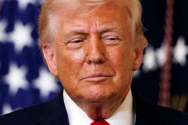 도널드 트럼프 미국 대통령은 12일(현지시간) 미국 워싱턴 백악관에서 열린 여성 역사의 달 행사에 참석해 이란 전쟁에 대한 정당성을 강조한 발언을 했다. 트럼프 대통령은 행사 참석에 앞서 올린 SNS 글에 "유가 인상으로 인해 미국은 큰 돈을 번다"고 주장했다. EPA=연합뉴스