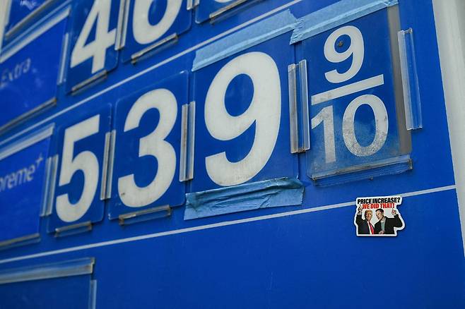 미국 워싱턴 D.C.에 위치한 한 주유소에 표시된 휘발유 가격. 이란과의 전쟁 직전 갤런당 2달러 후반대이던 휘발유 가격의 전국 평균은 12일 3.6달러로 치솟았다. 휘발유 가격을 표시한 게시판에 붙어 있는 도널드 트럼프 미국 대통령과 일론 머스크의 스티커가 붙어 있다. 로이터=연합뉴스