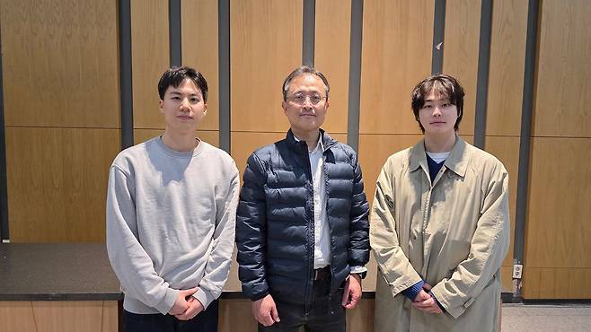 연세대 탄소나노튜브 연구진. 왼쪽부터 한현준 통합과정, 김종백 교수, 황규현 통합과정.