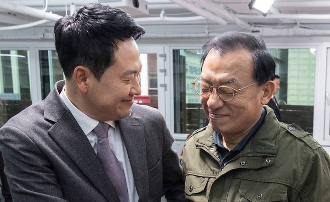 국민의힘 장동혁 대표(왼쪽)과 이정현 공천관리위원장이 지난달 23일 서울 여의도 중앙당사에서 열린 제9회 전국동시지방선거 중앙당 공천관리위원회 공천 혁신 서약식에서 서로 악수하고 있다. 연합뉴스