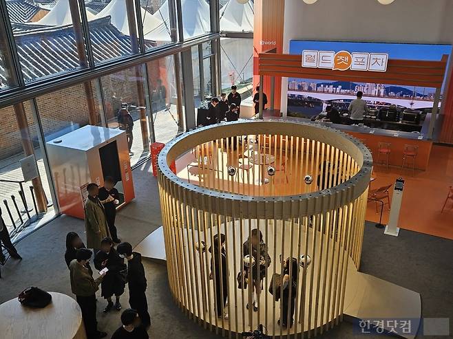 13일 오전 서울 종로구 익선동 '월드 스페이스 서울'에서  '사람임을 증명하는 기술'을 체험할 수 있는 월드챗 포차 팝업 행사가 진행되고 있다. /사진=박수빈 기자