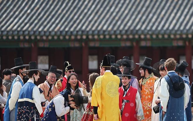 8일 오후 서울 종로구 경복궁에서 시민들과 외국인 관광객들이 휴일 나들이를 하고 있다.  사진=뉴스1