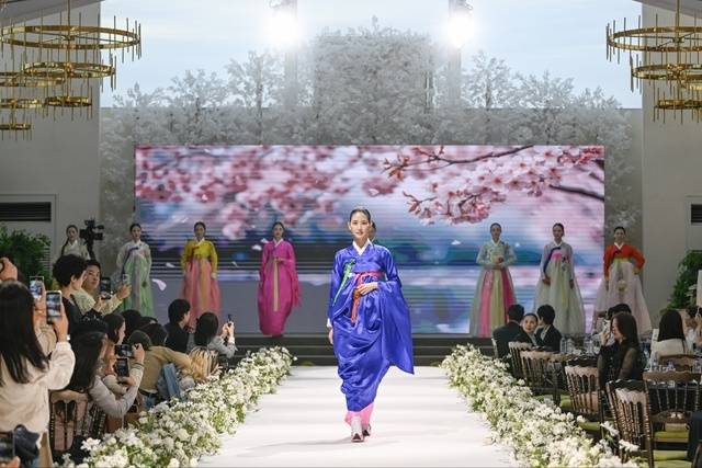 지난해 4월 10일 서울 용산구 피스앤파크 컨벤션 1층 파크홀에서 남원시 홍보대사이자 대한민국 대표 한복 명장 김혜순 디자이너의 손끝에서 피어난 한복을 입은 역대 춘향 10명이 ‘춘향 앰버서더 한복 패션쇼’를 진행하고 있다. 남원시 제공