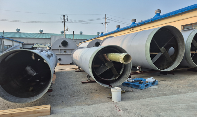 12일 오후 전북 부안군의 한 제조공장 야적장에 사고가 발생한 대형 배관들이 놓여 있다. 태국에서 온 24세 청년 노동자 A씨는 임시 고정용 파이프를 제거하던 중 기계에 목이 끼이는 사고를 당해 숨졌다.  부안소방서 제공