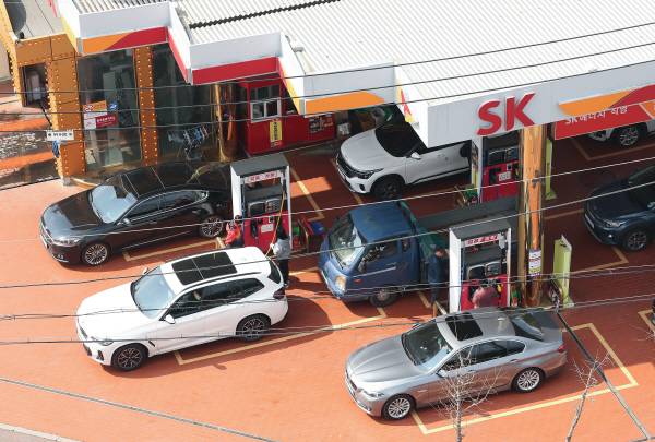 지난 2일 서울 노원구의 한 주유소에 차량들이 몰려 있다. 연합뉴스