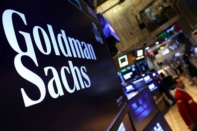 A screen displays the the company logo for Goldman Sachs on the floor at the New York Stock Exchange in New York City on May 7, 2025. [REUTERS/YONHAP]
