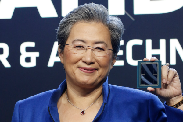 리사 수 AMD 최고경영자(CEO)가 AMD의 반도체 칩을 소개하고 있다. AMD 사회관계망서비스(SNS) 갈무리