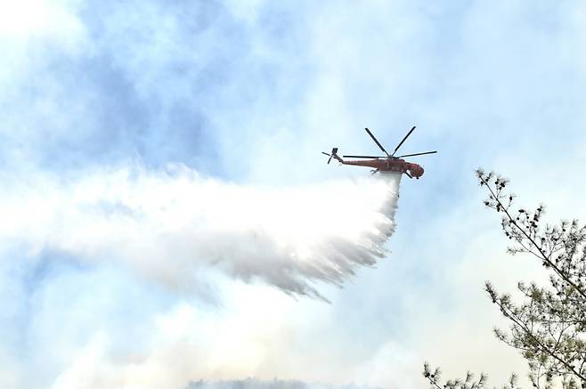 산불진화 헬기. 청송군 제공&nbsp;