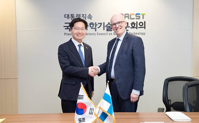 구혁채 과학기술정보통신부 제1차관이 13일 오후 서울 종로구 광화문교보빌딩 국가과학기술자문회의 중회의실에서 안티 바사라 핀란드 기술특사를 만나 기념촬영 하고 있다. 과학기술정보통신부 제공