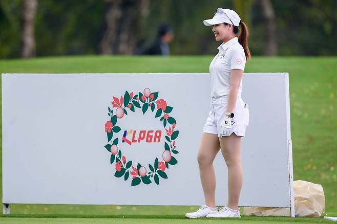 12일 태국 촌부리 아마타스프링CC에서 열린 2026시즌 KLPGA투어 개막전 리쥬란 챔피언십 1라운드에서 공동 4위에 자리한 네밋트라 쭌타나껫이 KLPGA의 엠블렘이 새겨진 보드를 배경으로 포즈를 취하고 있다. KLPGA
